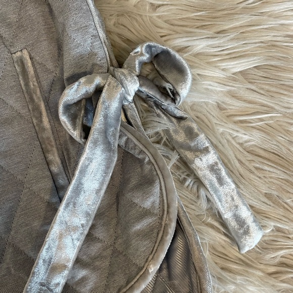 Banana Republic | Quilted Vest | Velvet Bow Detail & Trim - Picture 4 of 14